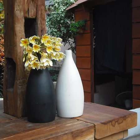 La Casa Homestay Senggigi Habitación foto